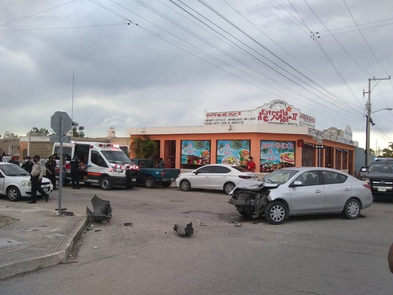 Choque entre cuatro autos involucrados deja dos personas lesionadas en Mérida