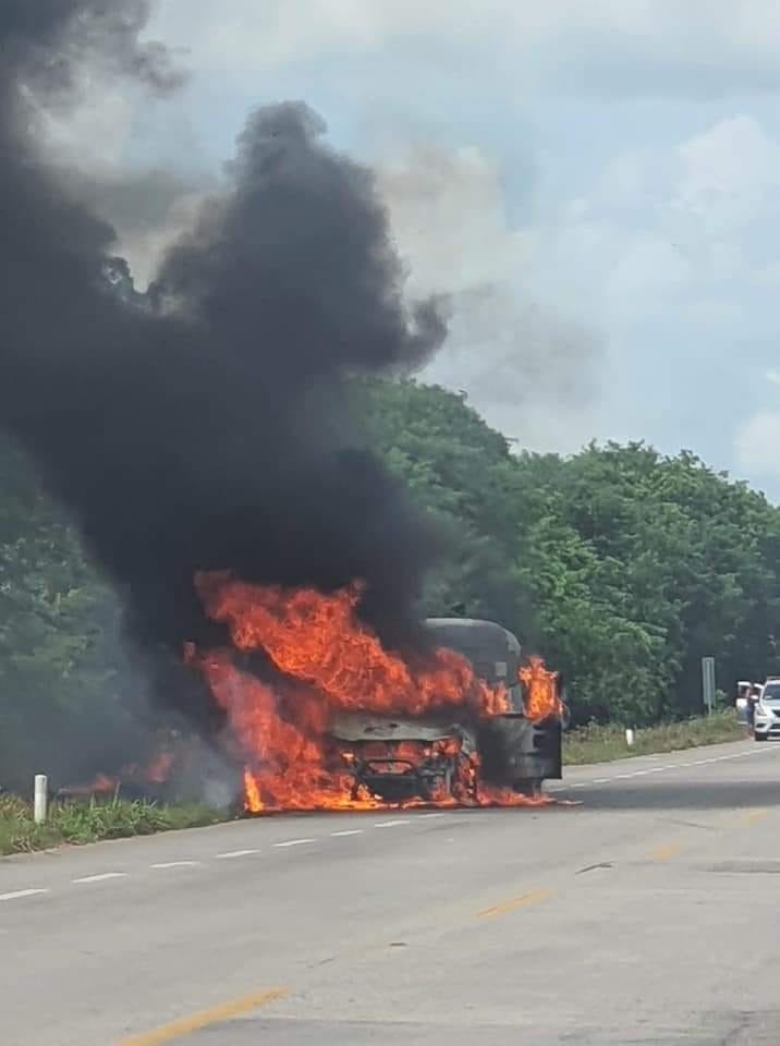 La camioneta tenía enganchado un remolque, en donde transportaban un caballo, a la altura del kilómetro 45