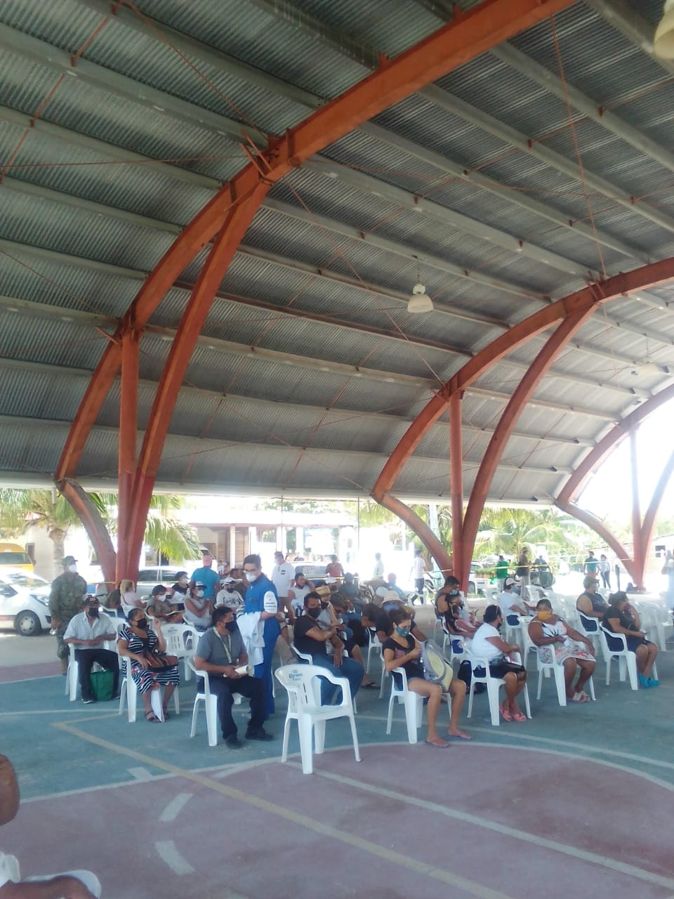 Vacunan contra COVID-19 a más de 400 cuarentones en Mahahual, Quintana Roo