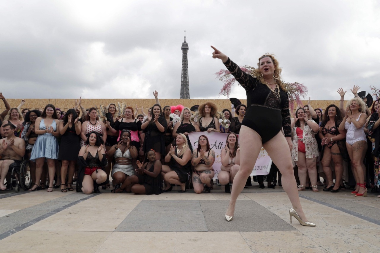 Modelos de tallas grandes desafían el COVID-19 al desfilar en la Torre Eiffel: FOTOS