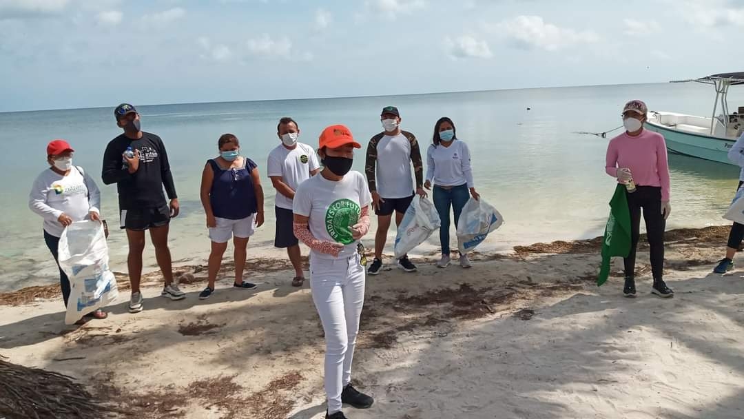 Jóvenes recogen una tonelada de basura en las costas de Dzidzantún, Yucatán