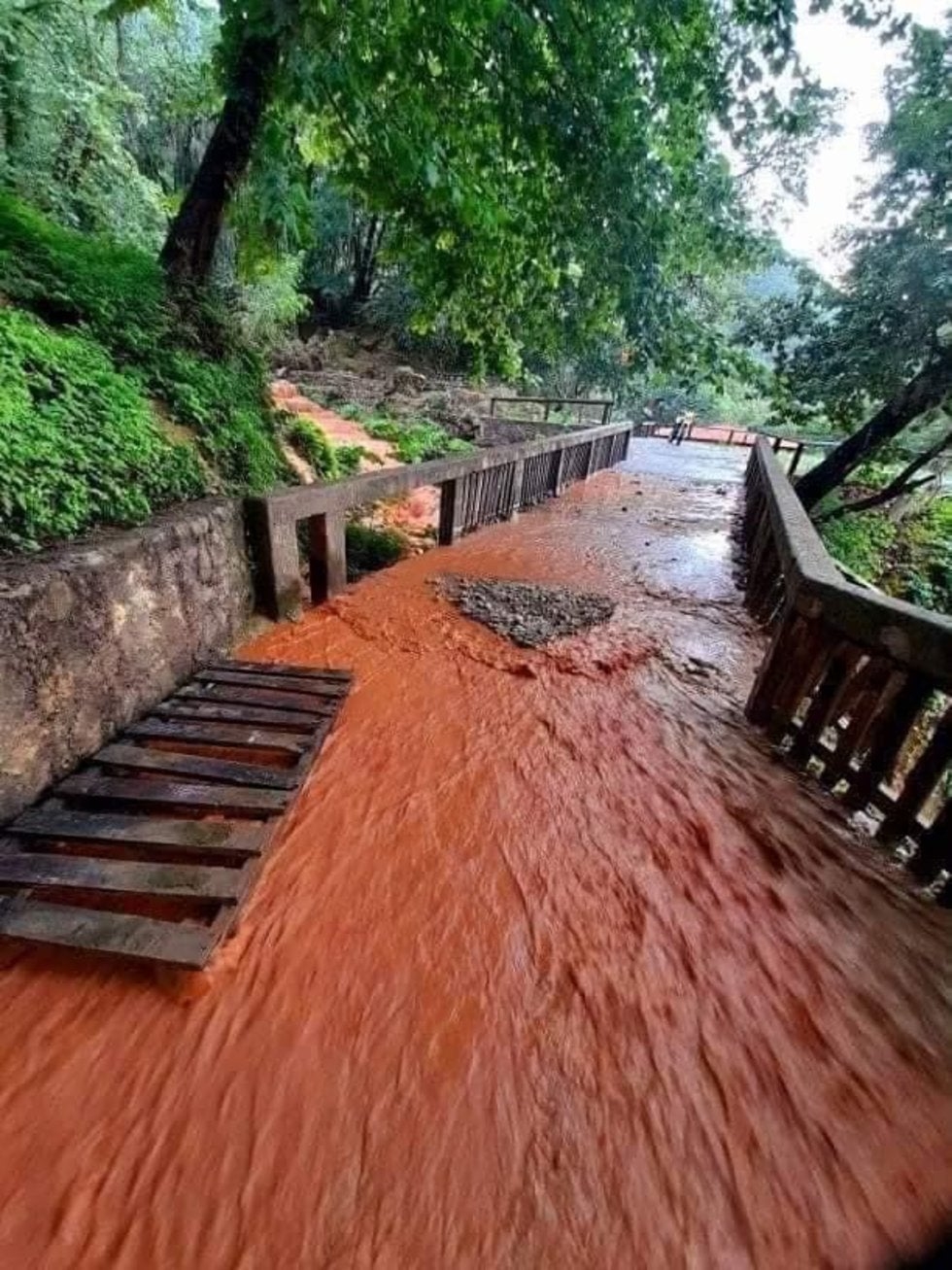 Arcila y barro tintan el agua de las cascadas El salto de un color rojizo