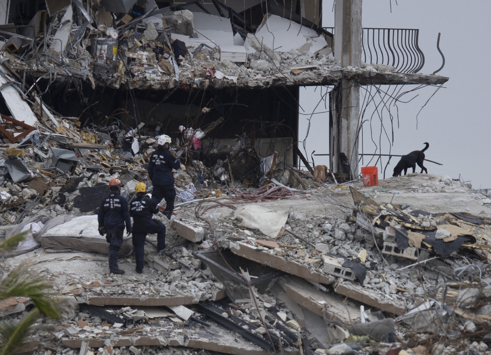 Asciende a 11 el saldo de muertos tras colapso en edificio de Florida