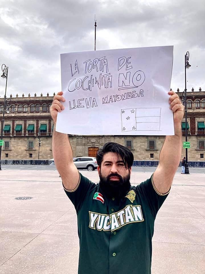 Yucateco protesta en Palacio Nacional: “Las tortas de cochinita no llevan mayonesa”, dice