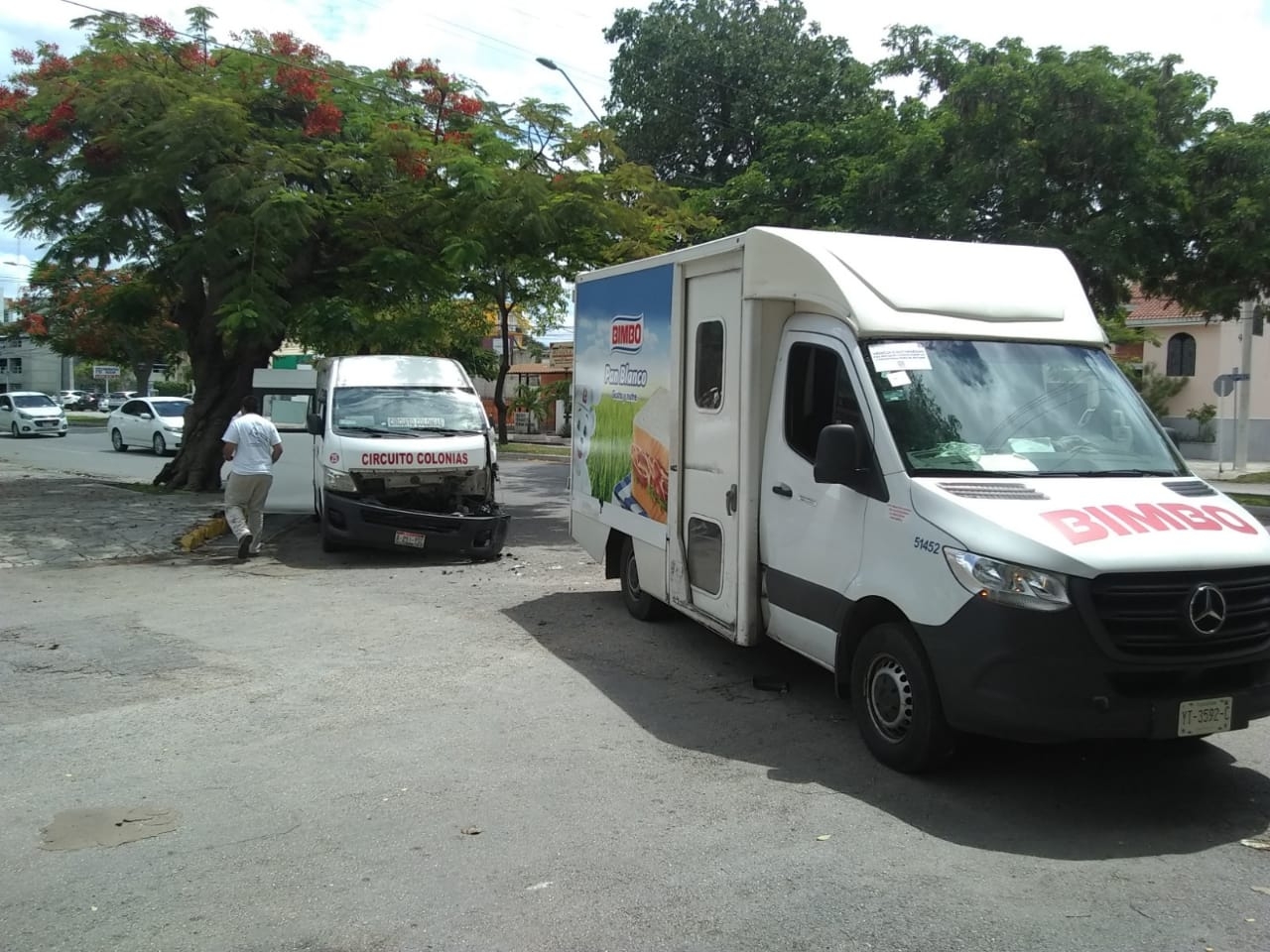 Camioneta de Bimbo choca a unidad del transporte público en Mérida