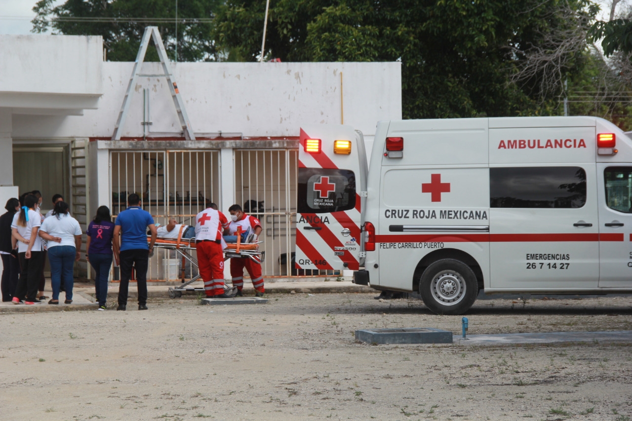 El hombre fue trasladado por paramédicos de la Cruz Roja hacia el Hospital General de Felipe Carrillo Puerto