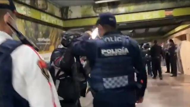 Policías de la CDMX agreden a reporteros dentro de la instalaciones del Metro