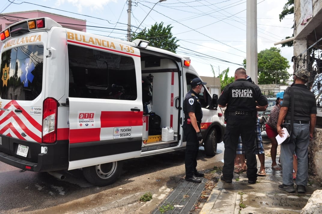 Tras pasarse del alto, vehículo impacta motocicleta dejando dos heridos