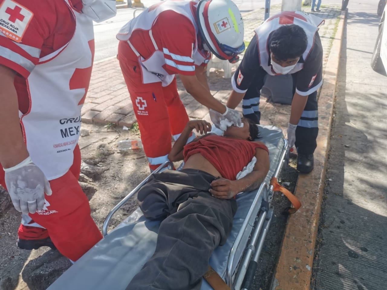 Indigente en silla de ruedas convulsiona a plena calle de Ciudad del Carmen