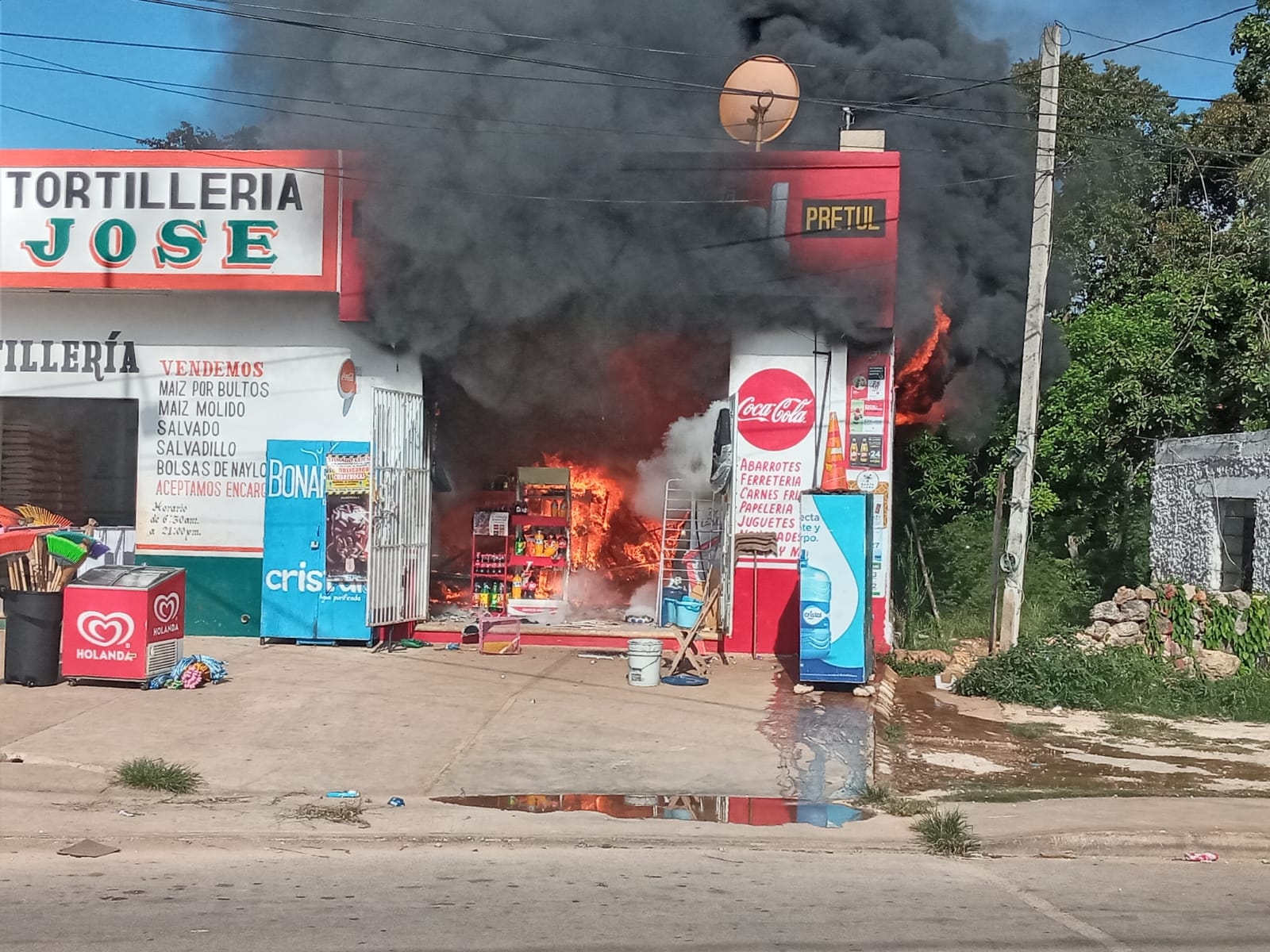 Fuego consume minisúper en Peto: FOTOS