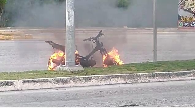 Motocicleta incendiada sobre la avenida 115 con 125 en Playa del Carmen