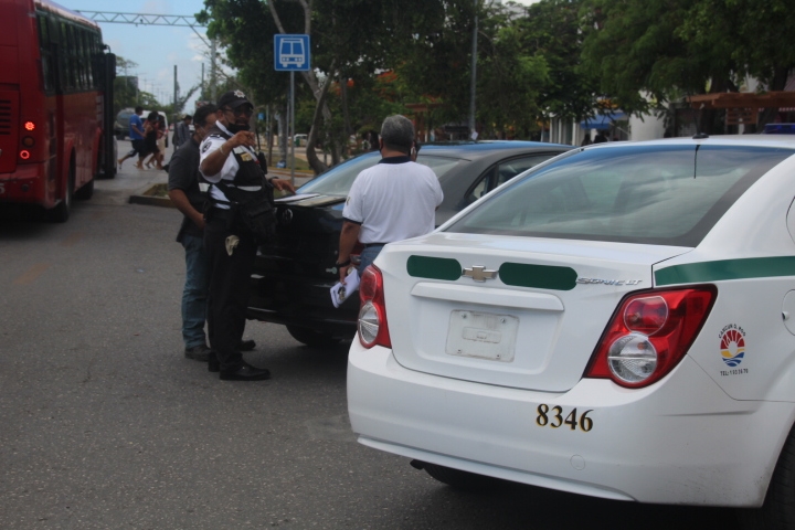 Operativo de tránsito en avenida Tulum 'enfurece' a taxistas de Cancún