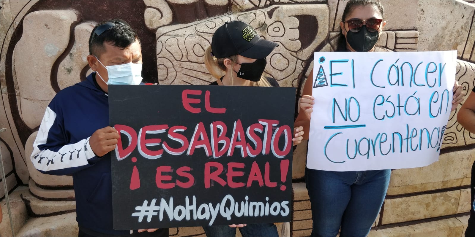 Padres de niños con cáncer se manifiestan en el Monumento a la Patria en Mérida