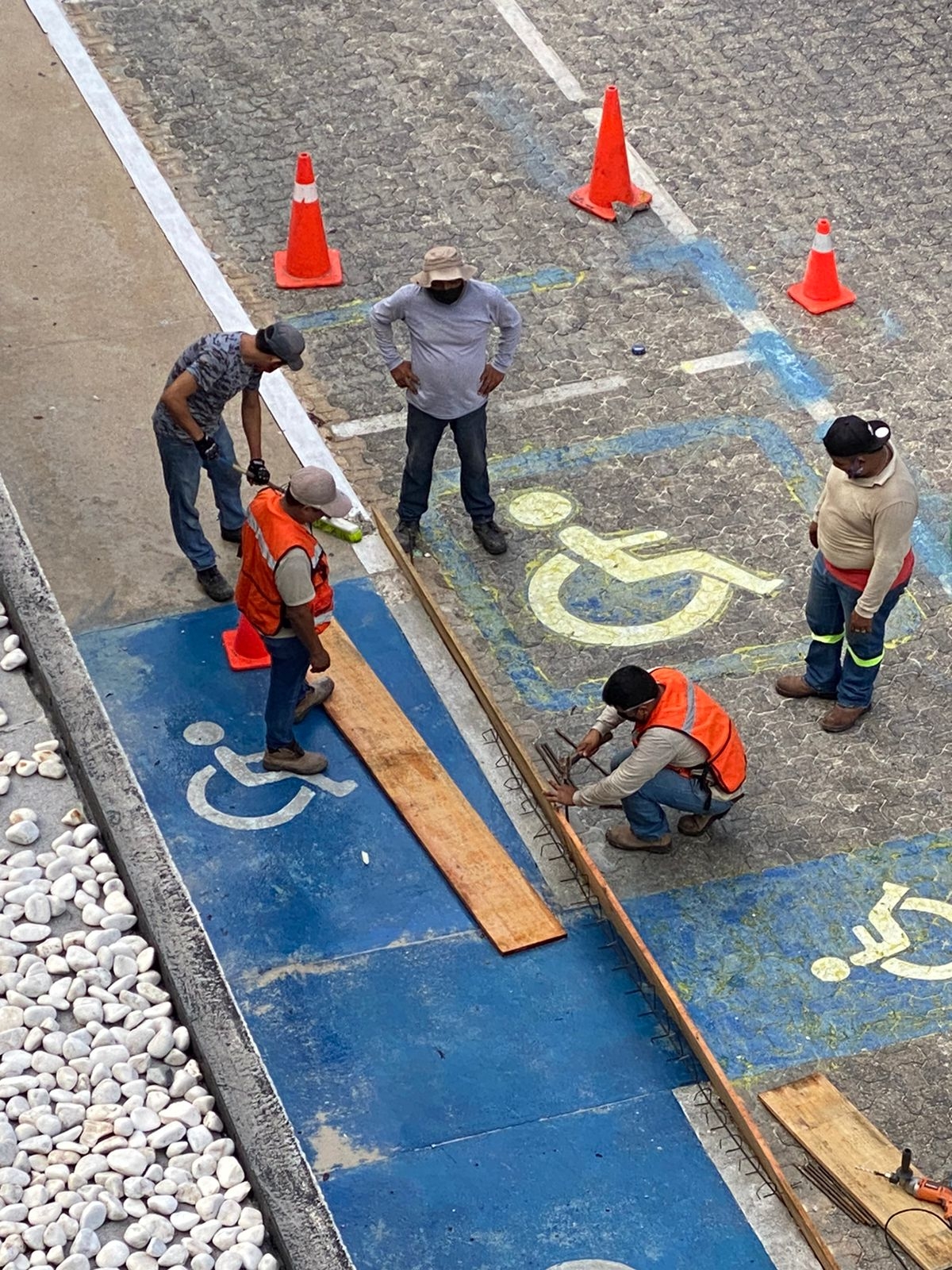 Cierran rampa para discapacitados en estacionamiento de Playa del Carmen