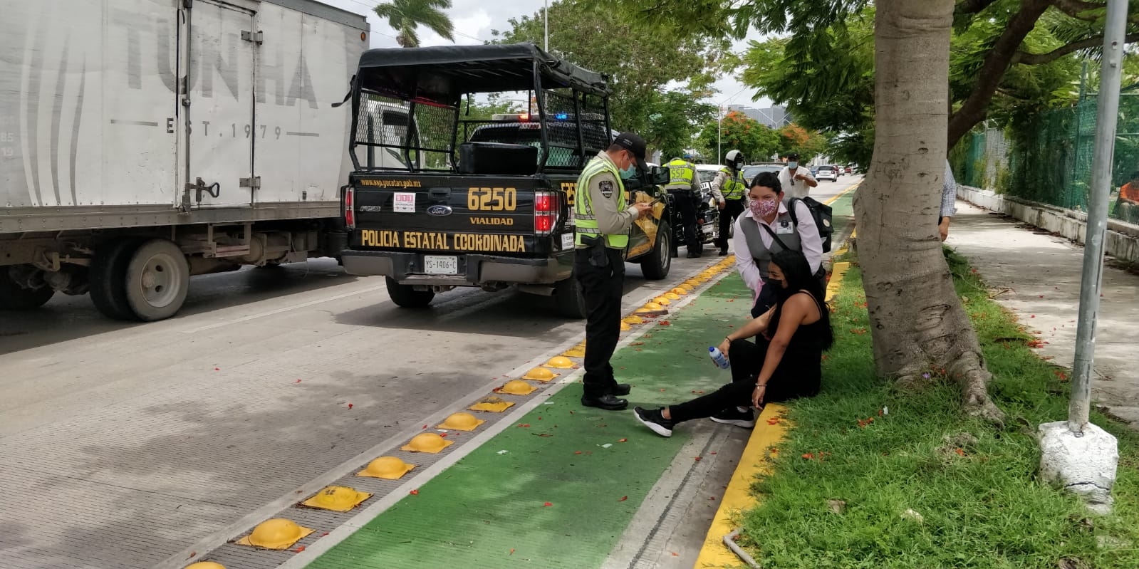 Joven 'vuela' seis metros tras chocar contra un automóvil de lujo en Mérida