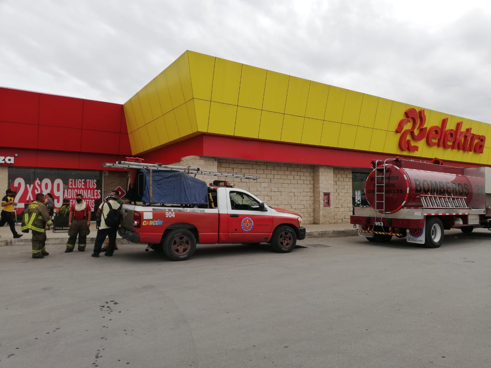 Alertan por fuga de gas en plaza de Cancún, Quintana Roo