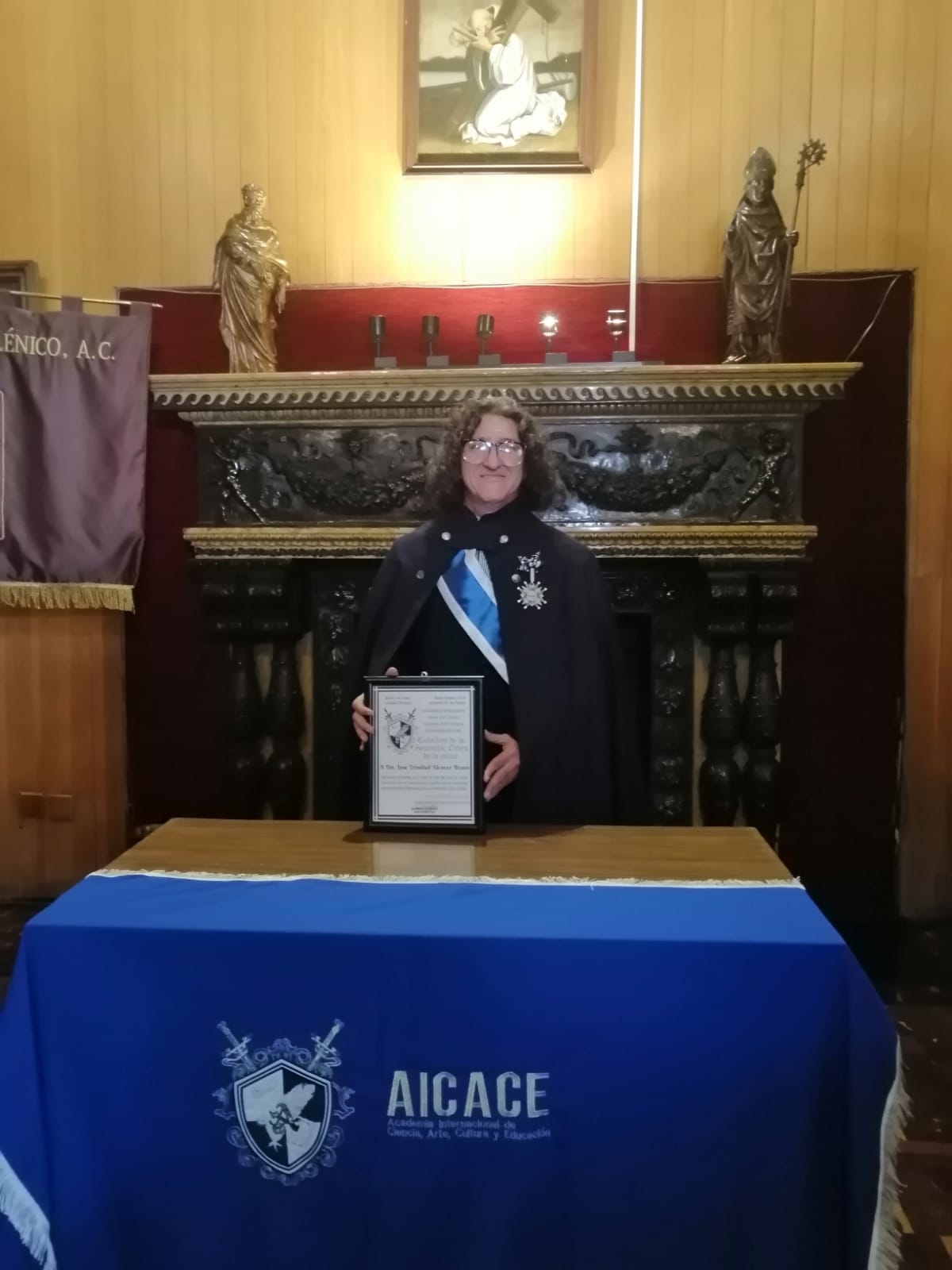 En la capilla gótica del Instituto Cultural Helénico, de la CDMX se le otorgó la insignia a José Trinidad Alcocer Bravo, como Caballero de la honorable academia