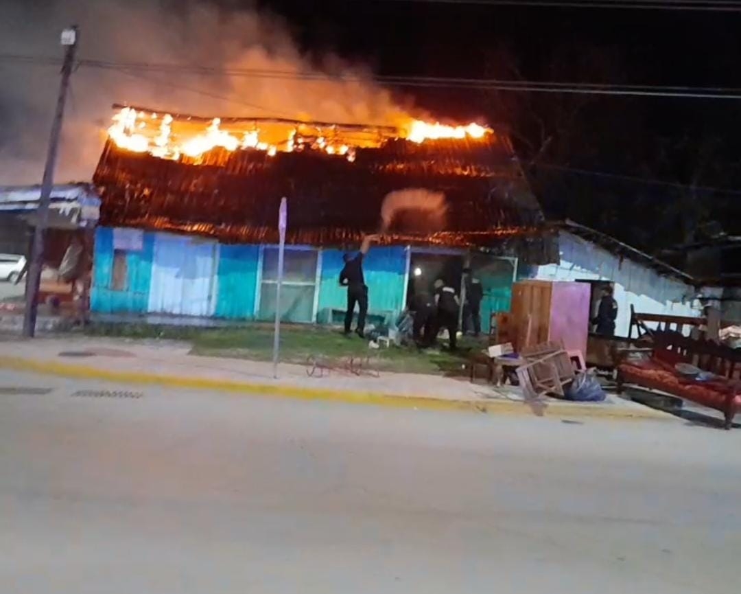 Los habitantes fueron auxiliados para sacar sus pertenecías