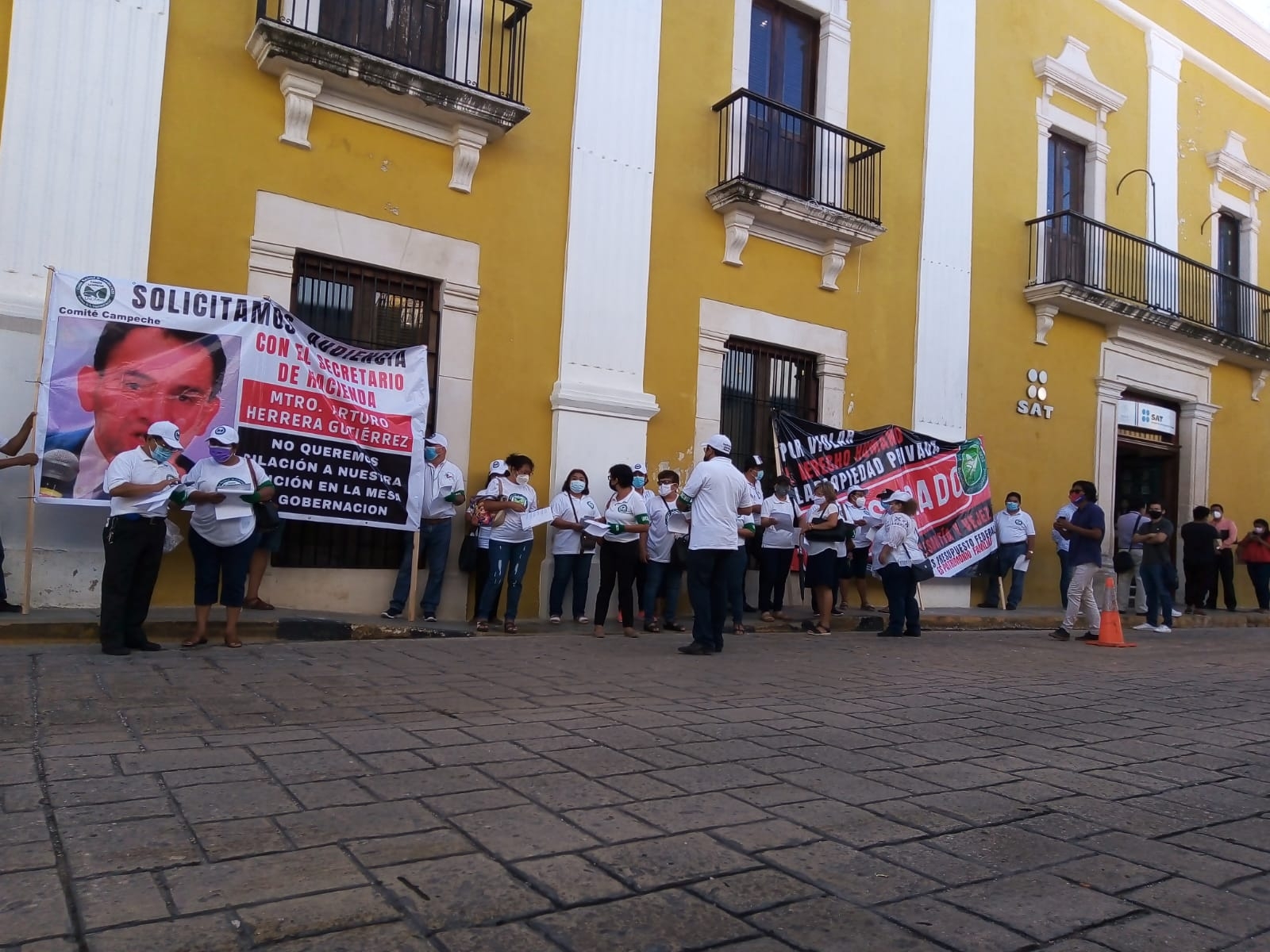 Jubilados del IMSS protestan afuera del SAT en Campeche: VIDEO