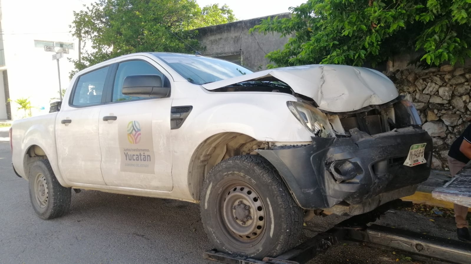 Chocan vehículo de la Secretaría de Salud de Yucatán en Mérida