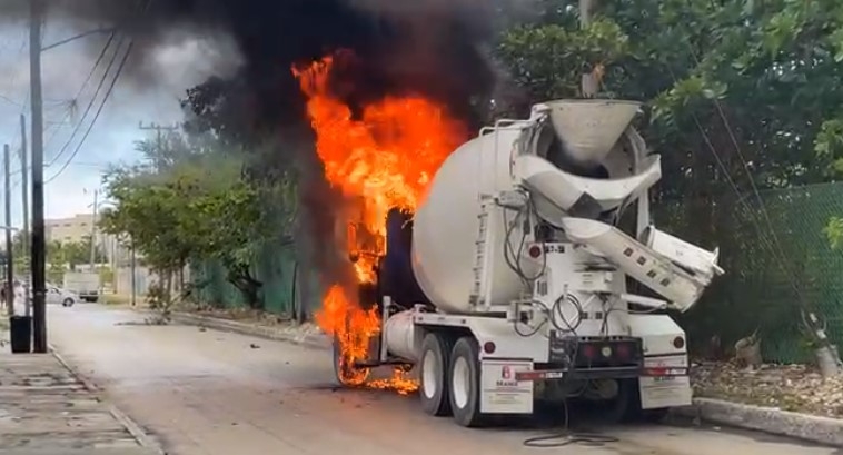 Revolvedora de cemento se incendia en la colonia Donceles de Cancún: VIDEO