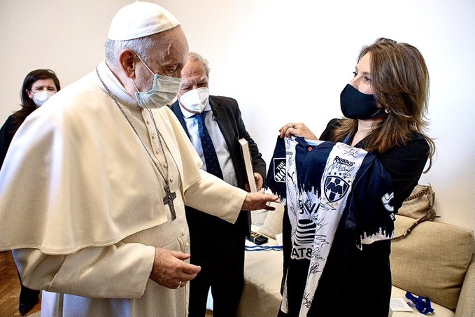 Papa Francisco 'es rayado'; fan le entrega playera autografiada del Monterrey