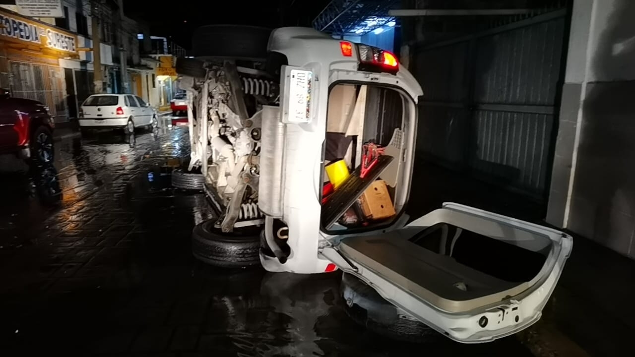 La camioneta Mitsubishi volcó sobre su costado derecho