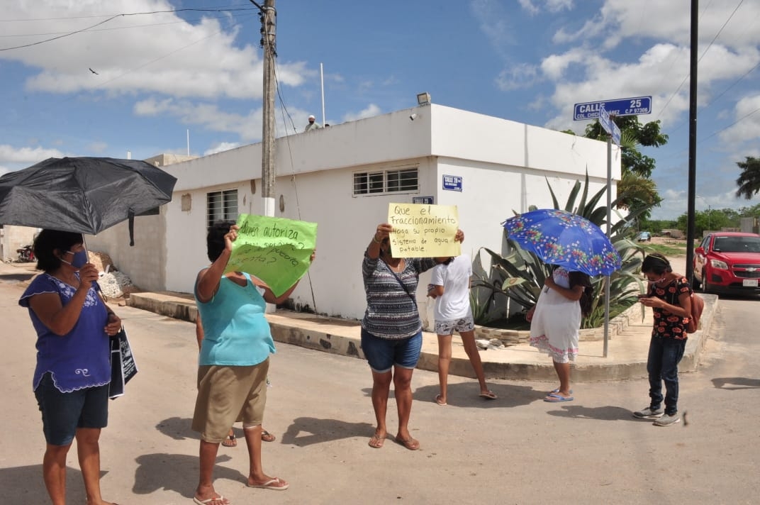 Vecinos cierran calles por construcción de nuevo fraccionamiento en Chichí Suárez, Mérida