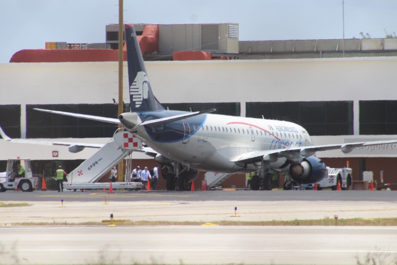 El mandatario abordó el avión pasando por el área de plataformas