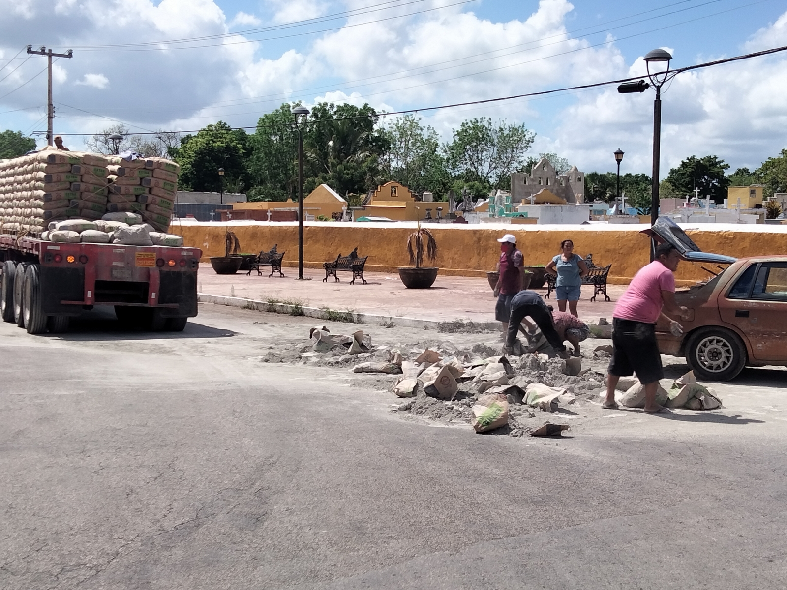 Pobladores rapiñan cemento tras accidente de tráiler en Izamal, Yucatán