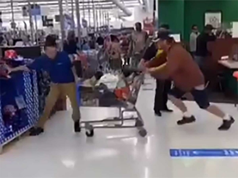 Hombre golpea a empleado de Walmart y termina noqueado: VIDEO