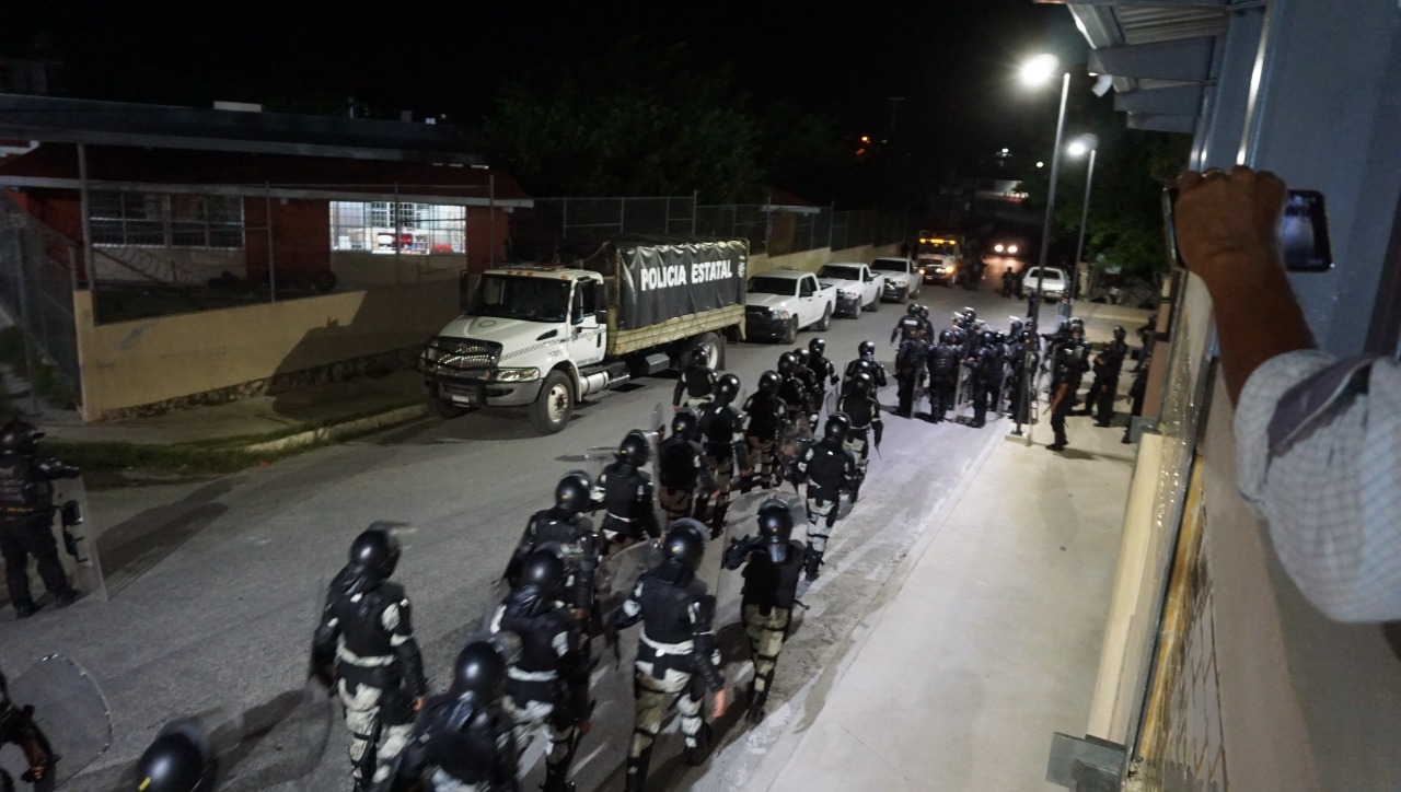 Un convoy con elementos estatales y tres camionetas ministeriales llegaron primero a ese punto para blindar ese lugar