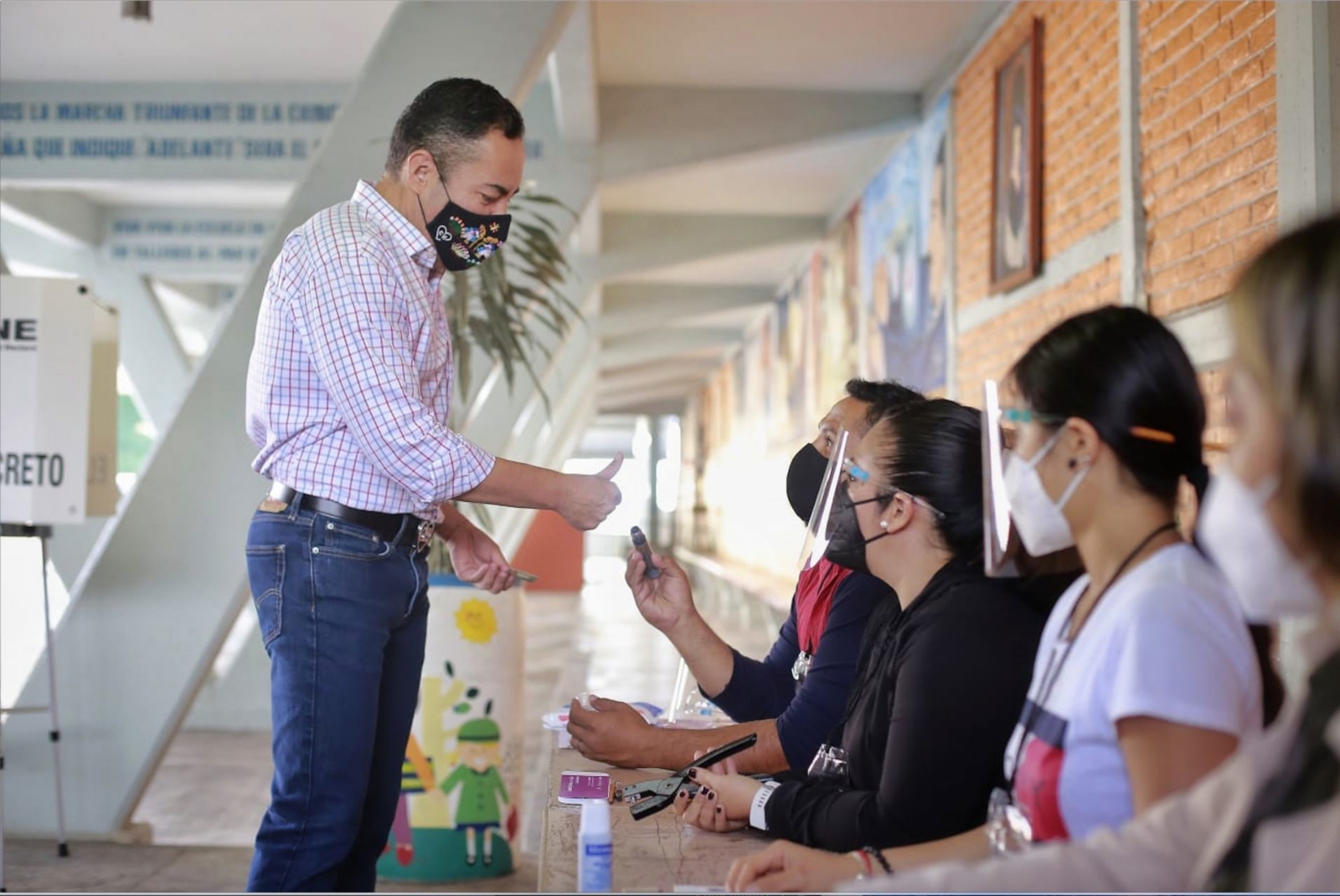 Carlos Herrera Tello, candidato por la coalición PRI-PAN-PRD emite su voto.