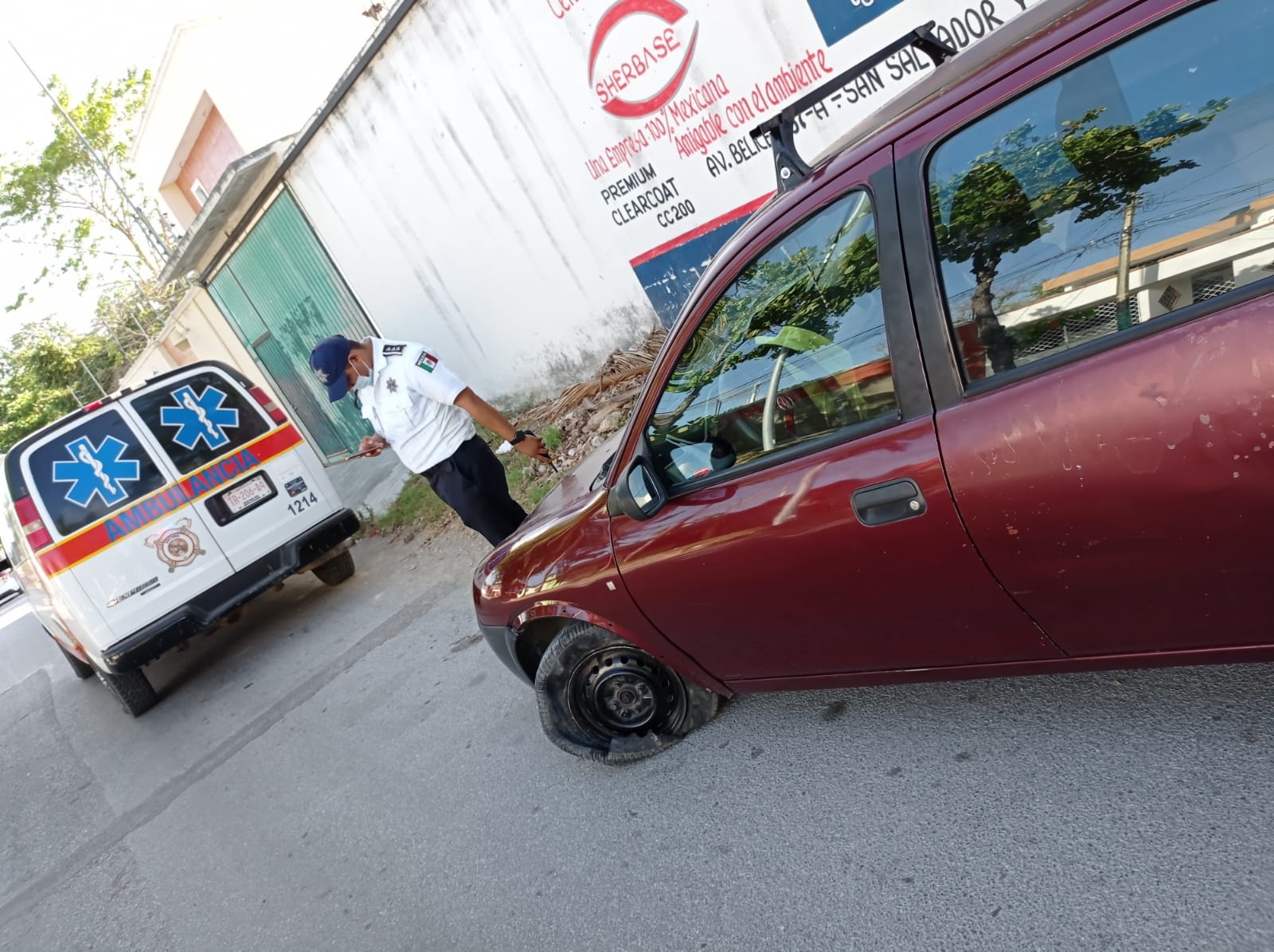 Conductor convulsiona y se impacta contra camellón en Chetumal