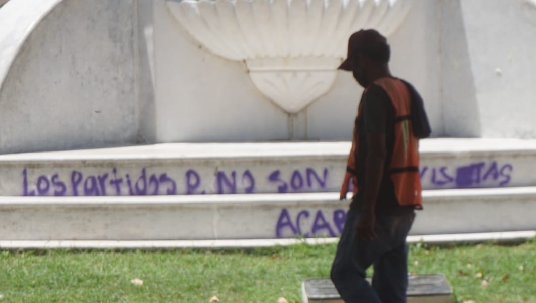 Monumento del parque IV Centenario San Martín amanece con pintas en Campeche