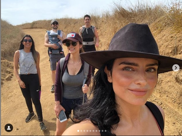 Aislinn Derbez se queda varada en medio de bosque con sus amigos en Suiza