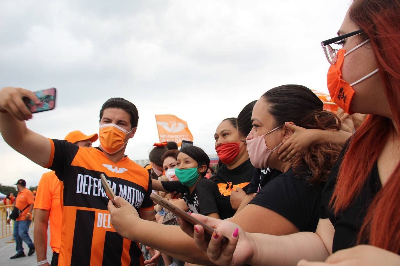 Samuel García celebra en la Macroplaza de Monterrey