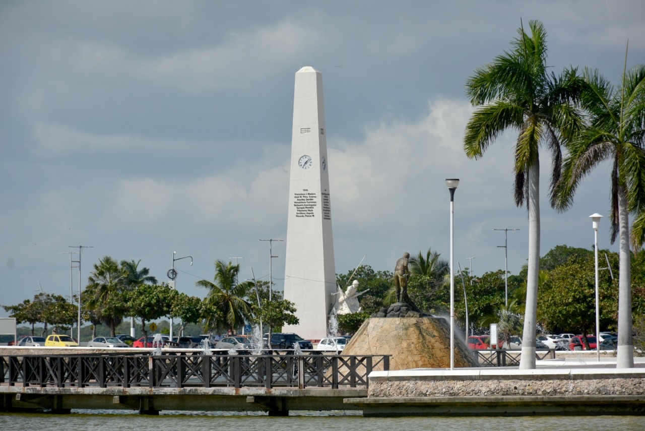 Una cámara captó al ladrón con el arma en su mano derecha, mientras cometía el robo en un establecimiento de Chetumal