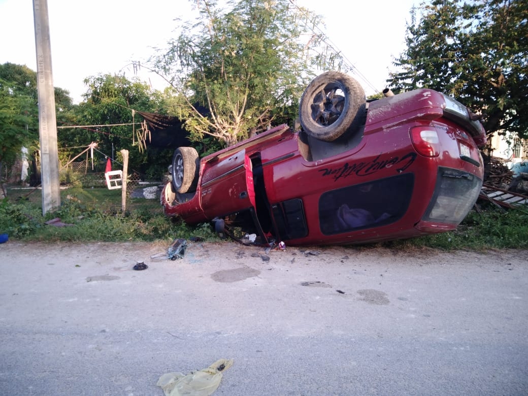 Vuelca camioneta y los dueños huyen en Sabancuy, Campeche