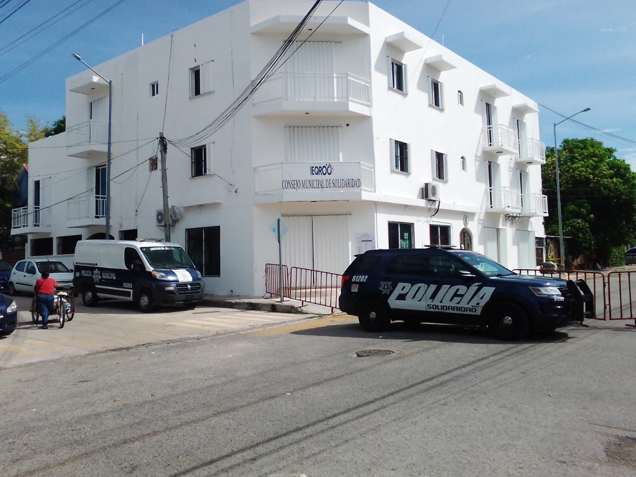Realizan plantón afuera del Consejo Municipal del Ieqroo en Playa del Carmen