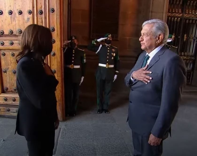 AMLO no portaba cubrebocas durante la reunión