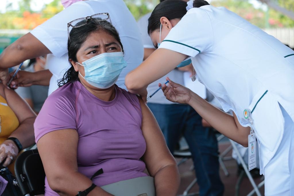 Vacunan contra COVID a más de 550 personas de 40 a 49 años en Cancún