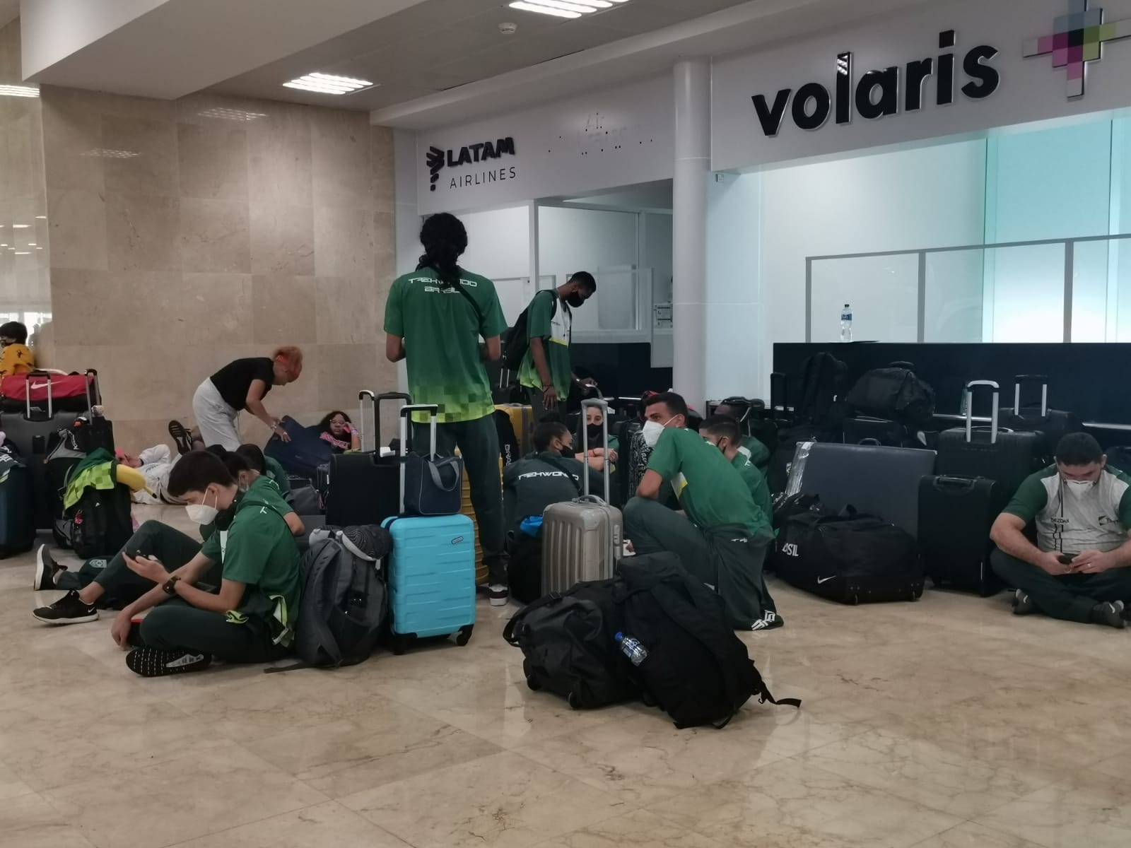 Selección de taekwondo brasileña en el aeropuerto de Cancún