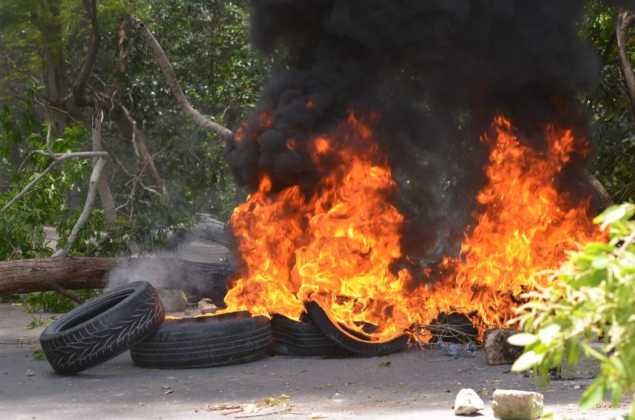 Estalla lío postelectoral en Celestún, Yucatán; pobladores bloquean carretera