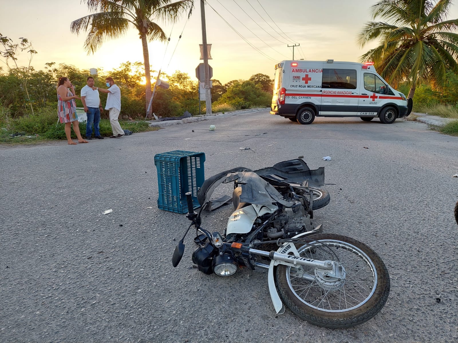 Mujer arrolla a motociclista en Ciudad del Carmen y termina lesionado