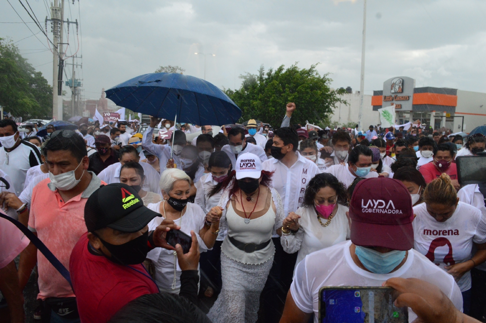 Aun con lluvia, Layda Sansores celebró su virtual victoria