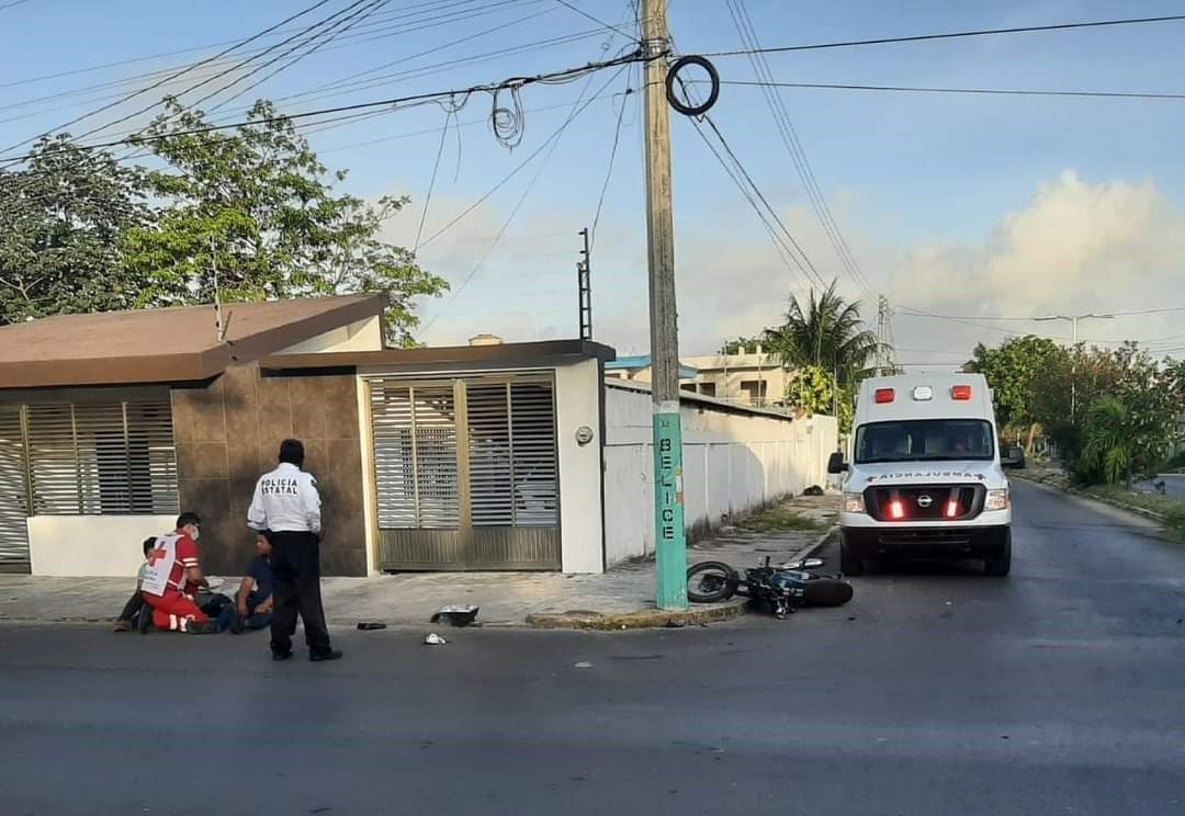 Choque entre un carro y una motocicleta deja una mujer herida en Chetumal