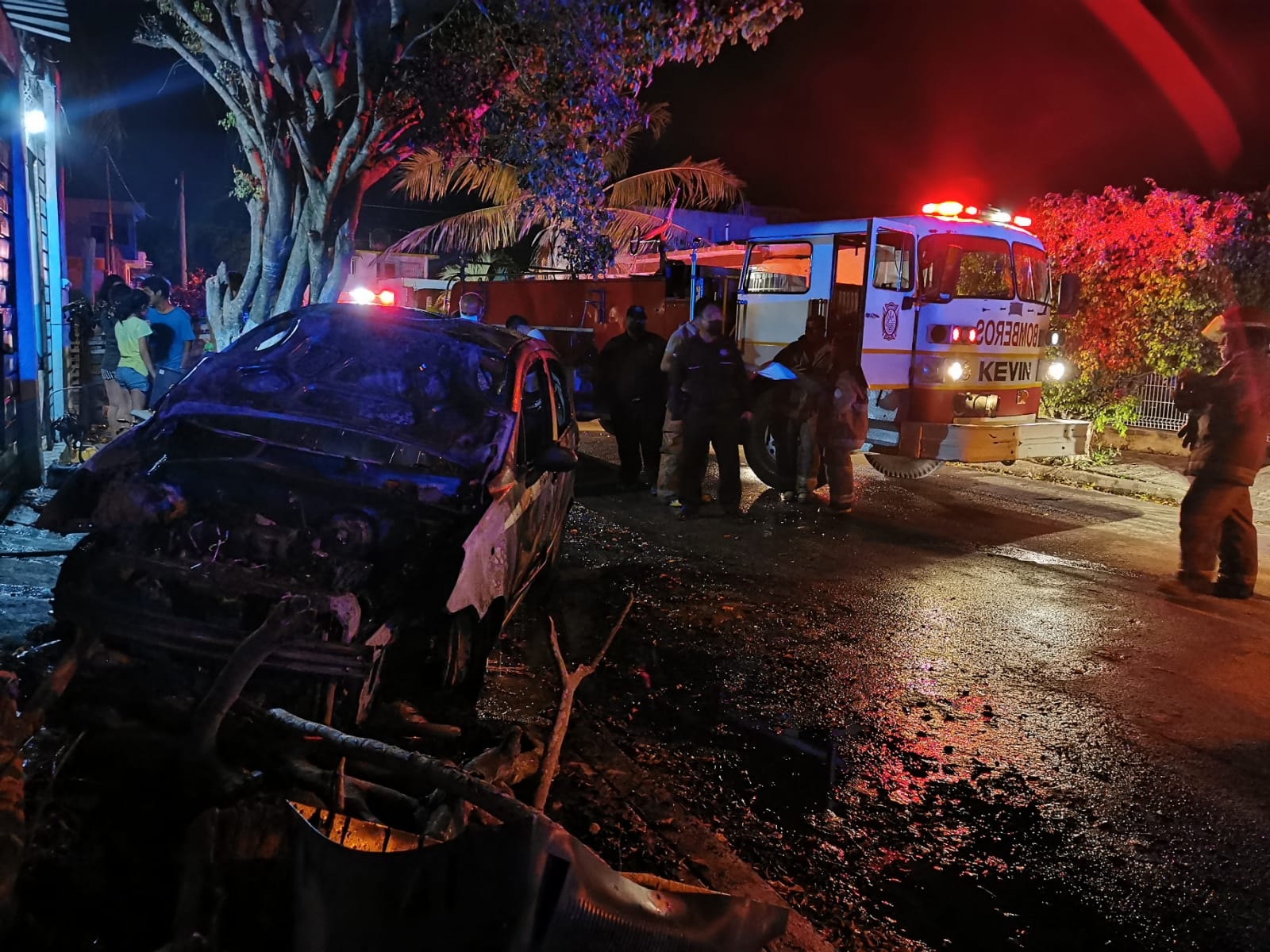 En este siniestro, los bomberos encontraron un frasco de plástico con líquido inflamable