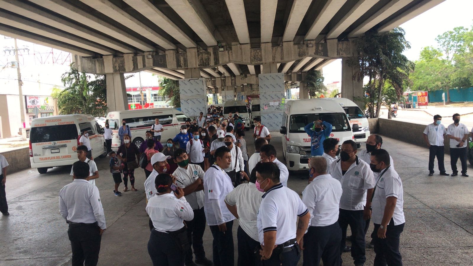 Operadores de transporte foráneo amenazan con paro de labores en Playa del Carmen