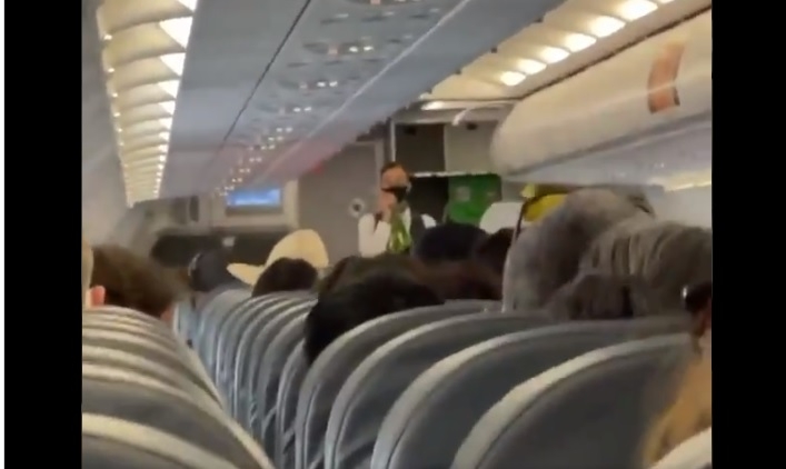 Azafata usa inusual técnica para impedir que un pasajero abra la puerta del avión: VIDEO